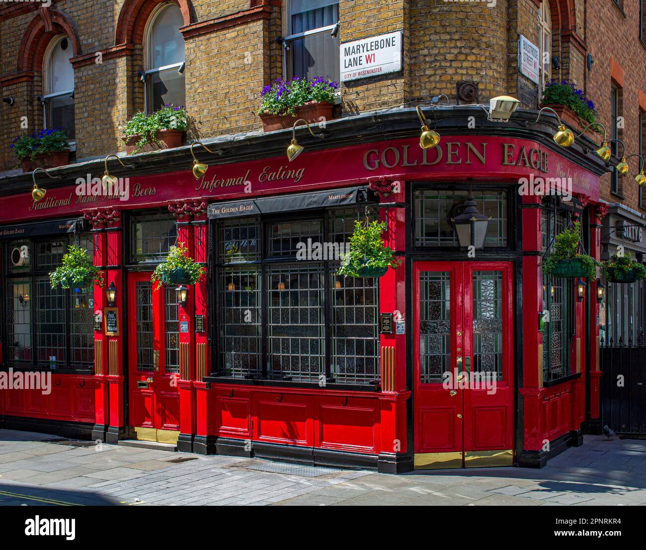 Vista esterna del Golden Eagle pub in Marylebone Lane, London, England, Regno Unito Foto Stock