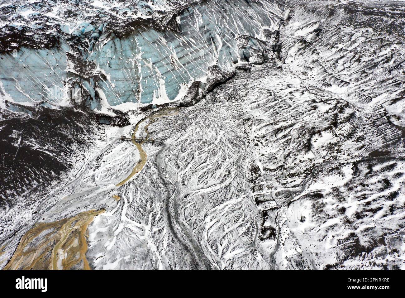 Vista aerea sul bacino glaciale del fiume Virkisá lungo il ghiacciaio Falljökull in inverno in Austurland, parte di Vatnajökull, la più grande calotta glaciale dell'Islanda Foto Stock