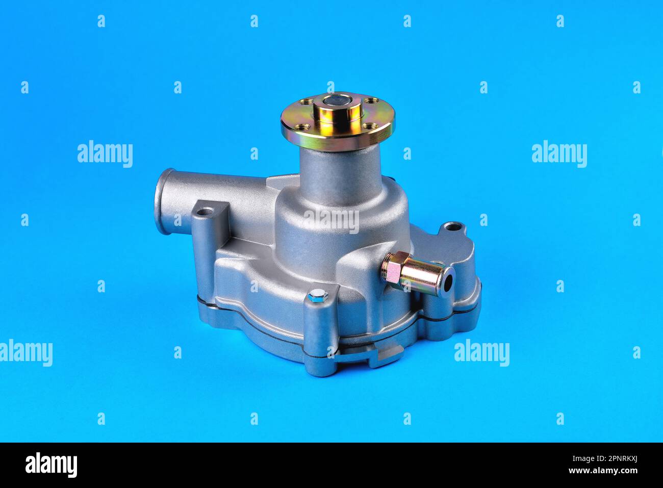 Pompa di raffreddamento del motore, pompa del liquido di raffreddamento del motore per camion, sfondo blu, primo piano, messa a fuoco selettiva Foto Stock