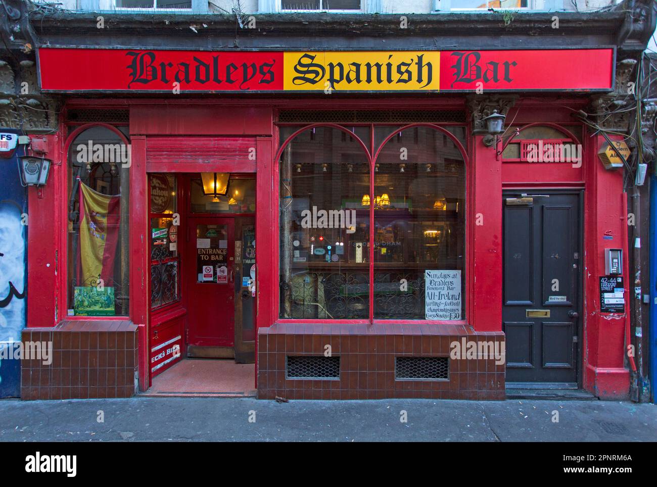 Esterno del Bradley's Spanish Bar in Hanway Street nel quartiere Fitzrovia di Londra, Inghilterra Foto Stock