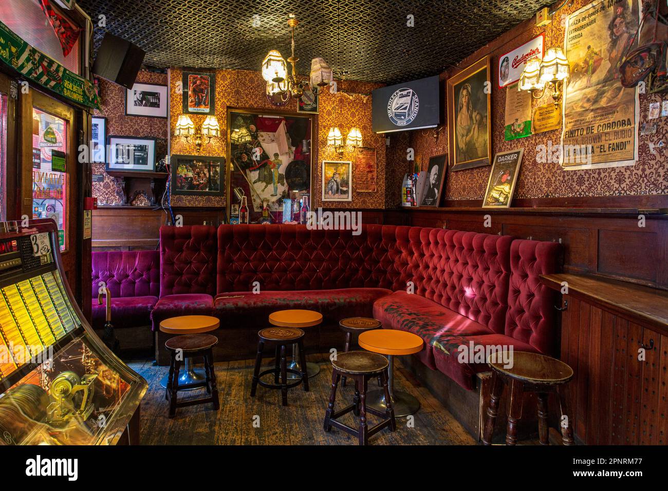 Interno del Bradley's Spanish Bar in Hanway Street nel quartiere Fitzrovia di Londra, Inghilterra Foto Stock