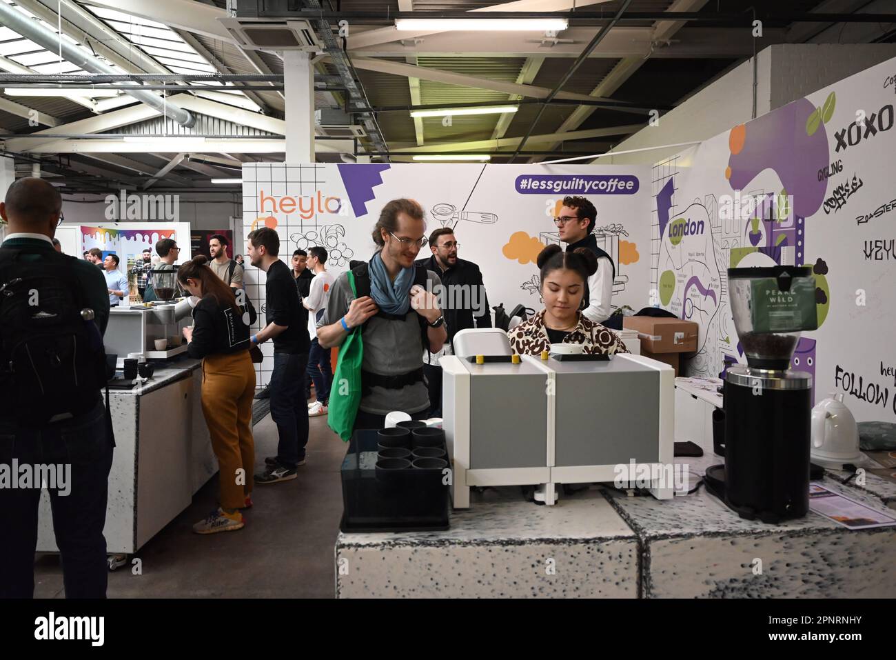 Il London Coffee Festival è iniziato oggi con degustazioni di caffè da tutto il mondo, tè, snack DJ's che suonano musica in ogni camera e cocktail a base di caffè. Il Festival è in corso da 11 anni e attira visitatori e amanti del caffè da ogni parte della vita. Quest'anno gli organizzatori si aspettano 30,000 a partecipare. Biglietti stella a £21 per l'ingresso standard. Foto Stock