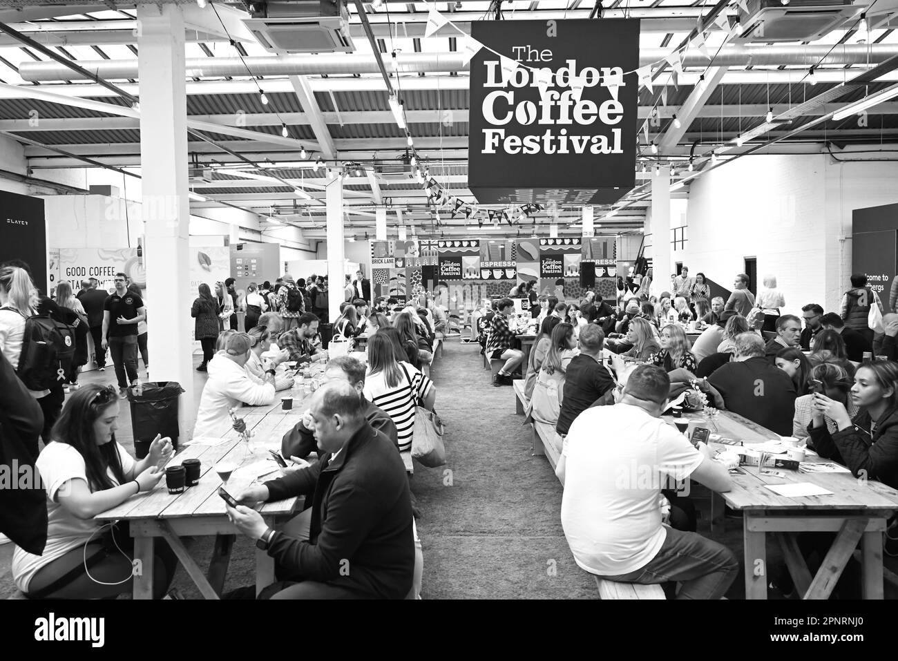 Il London Coffee Festival è iniziato oggi con degustazioni di caffè da tutto il mondo, tè, snack DJ's che suonano musica in ogni camera e cocktail a base di caffè. Il Festival è in corso da 11 anni e attira visitatori e amanti del caffè da ogni parte della vita. Quest'anno gli organizzatori si aspettano 30,000 a partecipare. Biglietti stella a £21 per l'ingresso standard. Foto Stock