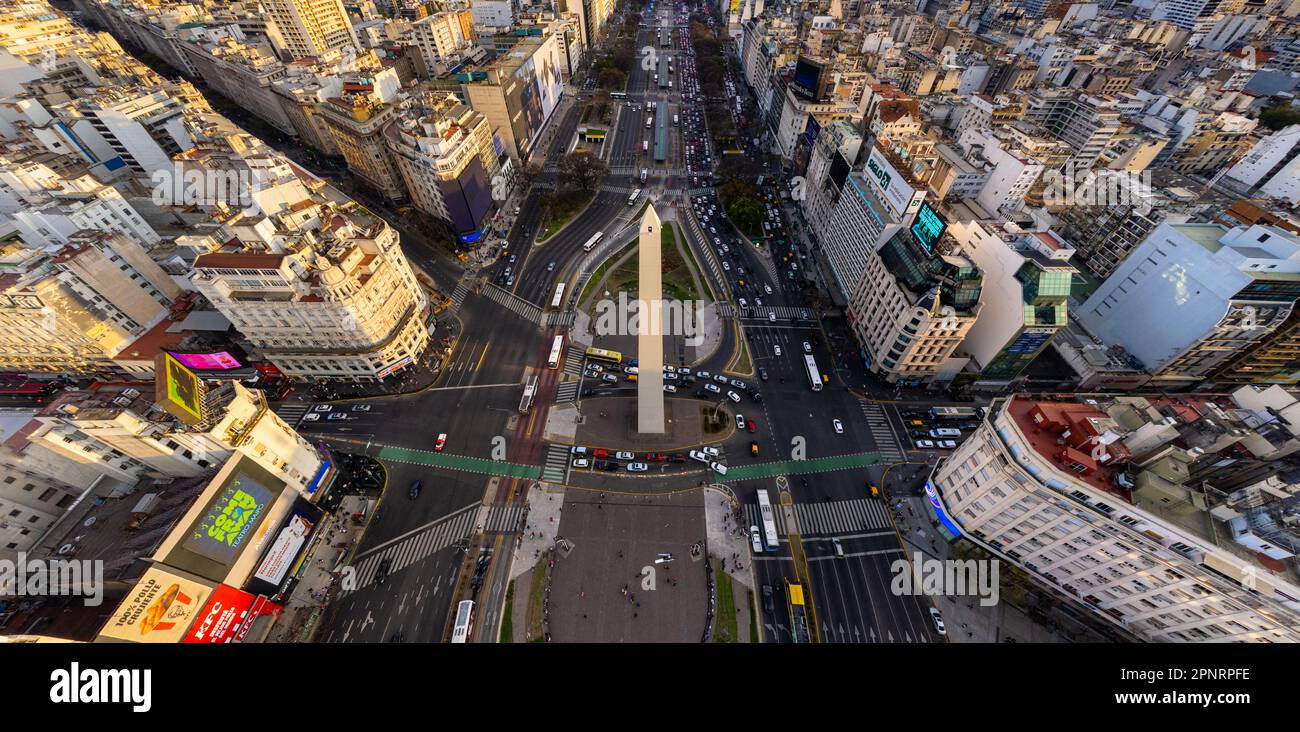 Il drone ha girato il paesaggio della città dell'obelisco nella città di Buenos  Aires Foto stock - Alamy