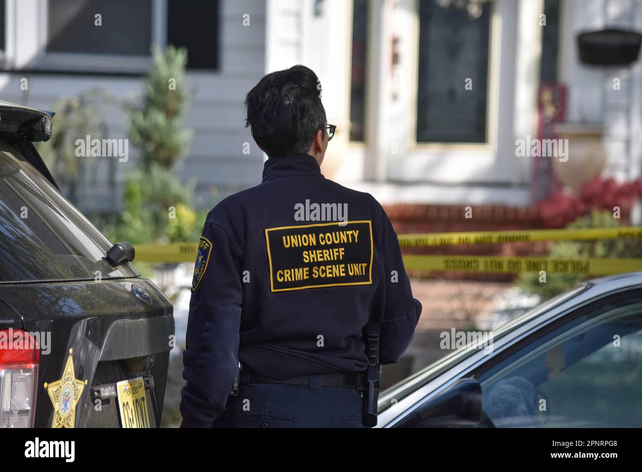 Roselle, New Jersey, Stati Uniti. 20th Apr, 2023. Ufficiali sulla scena del crimine. Una madre e una figlia sono state trovate morte in una casa a Roselle. Gli investigatori erano nella residenza sulla West 7th Avenue, la mattina di giovedì 20 aprile 2023. Una pesante presenza di polizia era presso la residenza e blocchi intorno alla scena sono stati chiusi al traffico pedonale. Non erano immediatamente disponibili ulteriori informazioni presso il Procuratore della contea di Union o la polizia di Roselle. (Credit Image: © Kyle Mazza/SOPA Images via ZUMA Press Wire) SOLO PER USO EDITORIALE! Non per USO commerciale! Foto Stock