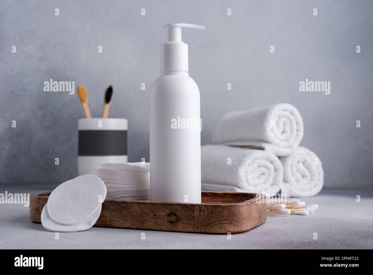 Accessori per il bagno e la cura della pelle su sfondo grigio. Concetto naturale di bodycare organico, prodotti da bagno. Foto Stock