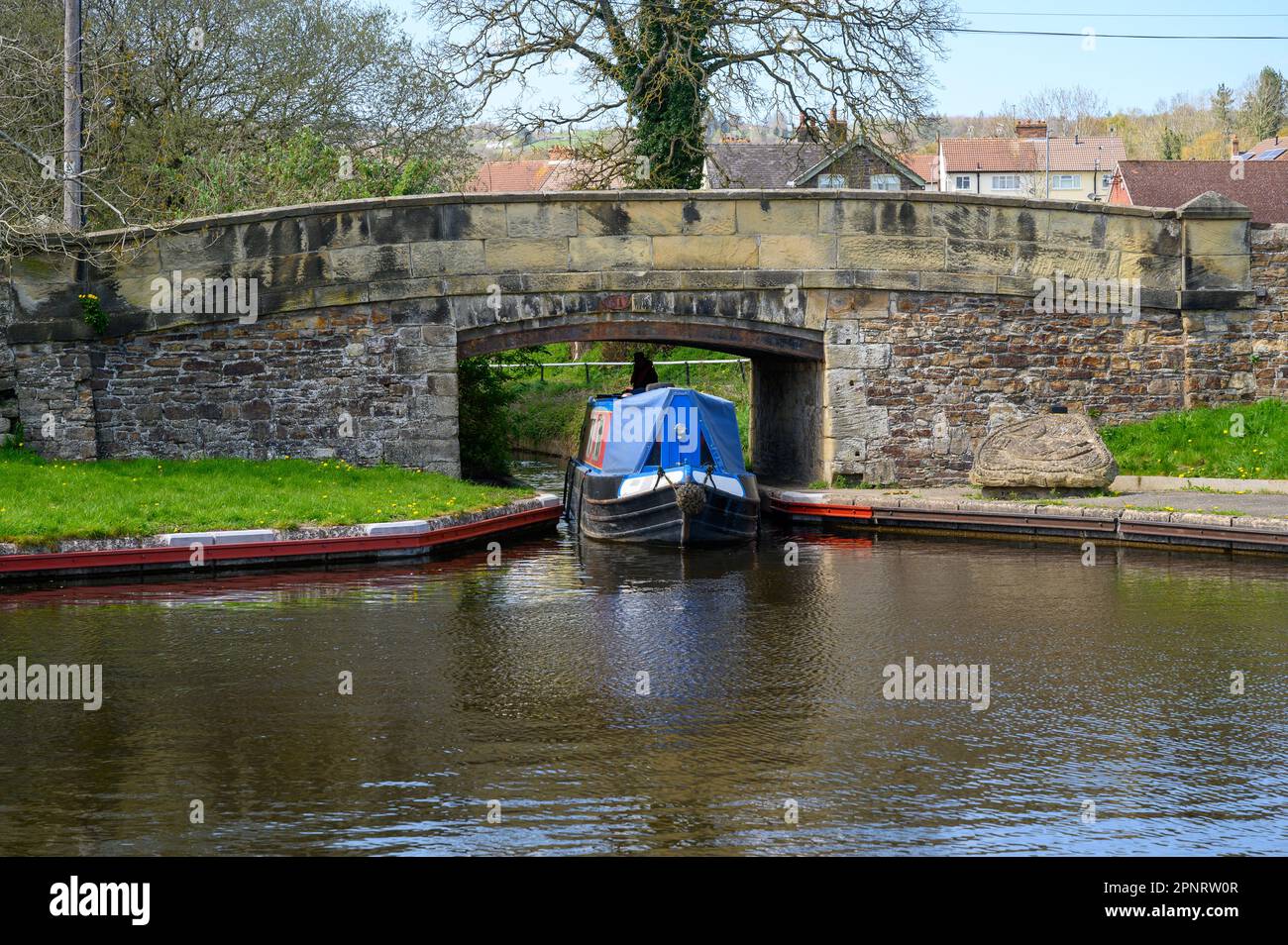 Nave da crociera che passa sotto un ponte sul canale al bacino di Trevor sul canale di Llangollen. Foto Stock