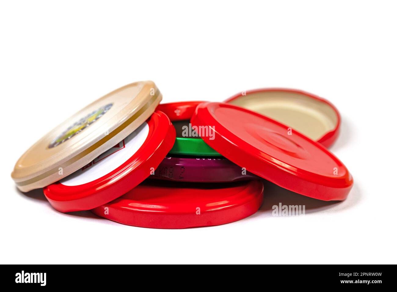 Tappi a vite per vasetti da muratore su sfondo bianco Foto Stock