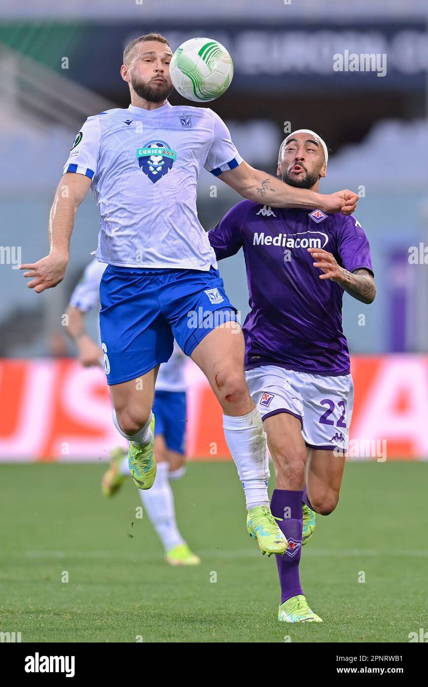 Firenze, Italia. 20th Apr, 2023. Stadio Artemio Franchi, Firenze, 20 aprile 2023, Nicolas Gonzalez (ACF Fiorentina) e Jesper Karlstrom (Lech Poznan) durante ACF Fiorentina vs Lech Poznan - UEFA Conference League Football Match Credit: Live Media Publishing Group/Alamy Live News Foto Stock