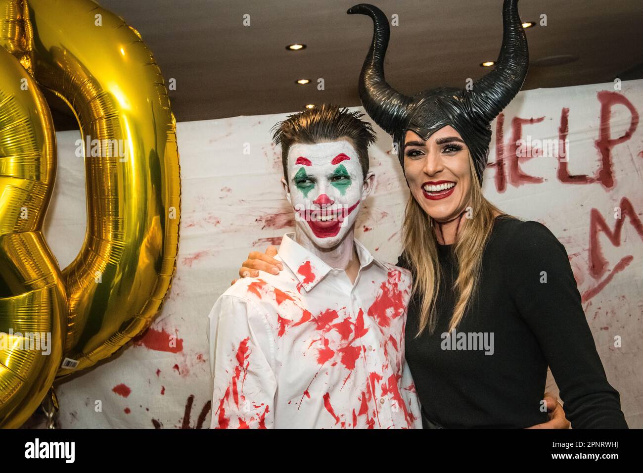Gli amici in costume alla festa di Halloween vestiti, i costumi con la pittura del viso sembrano spaventosi Foto Stock