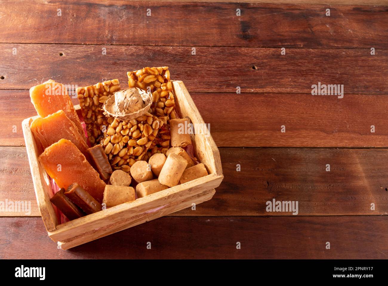 Tavolo in legno con tipici cibi brasiliani Festa Junina Foto Stock