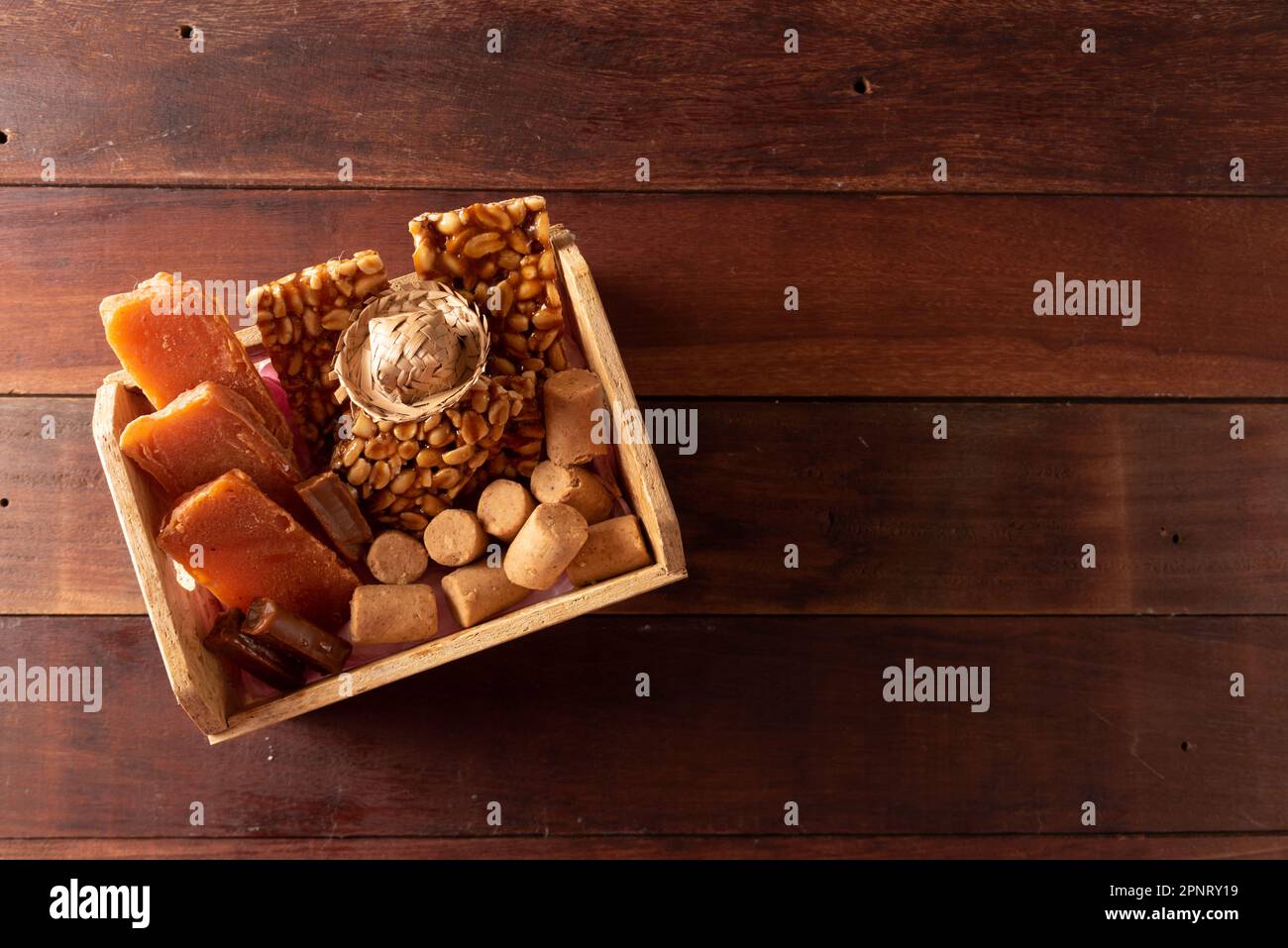 Tavolo in legno con tipici cibi brasiliani Festa Junina Foto Stock