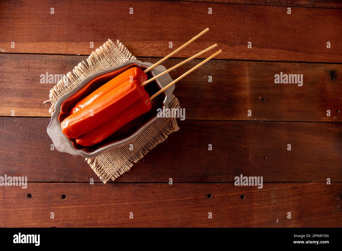 Tavolo in legno con tipici cibi brasiliani Festa Junina. Salcisão Foto Stock