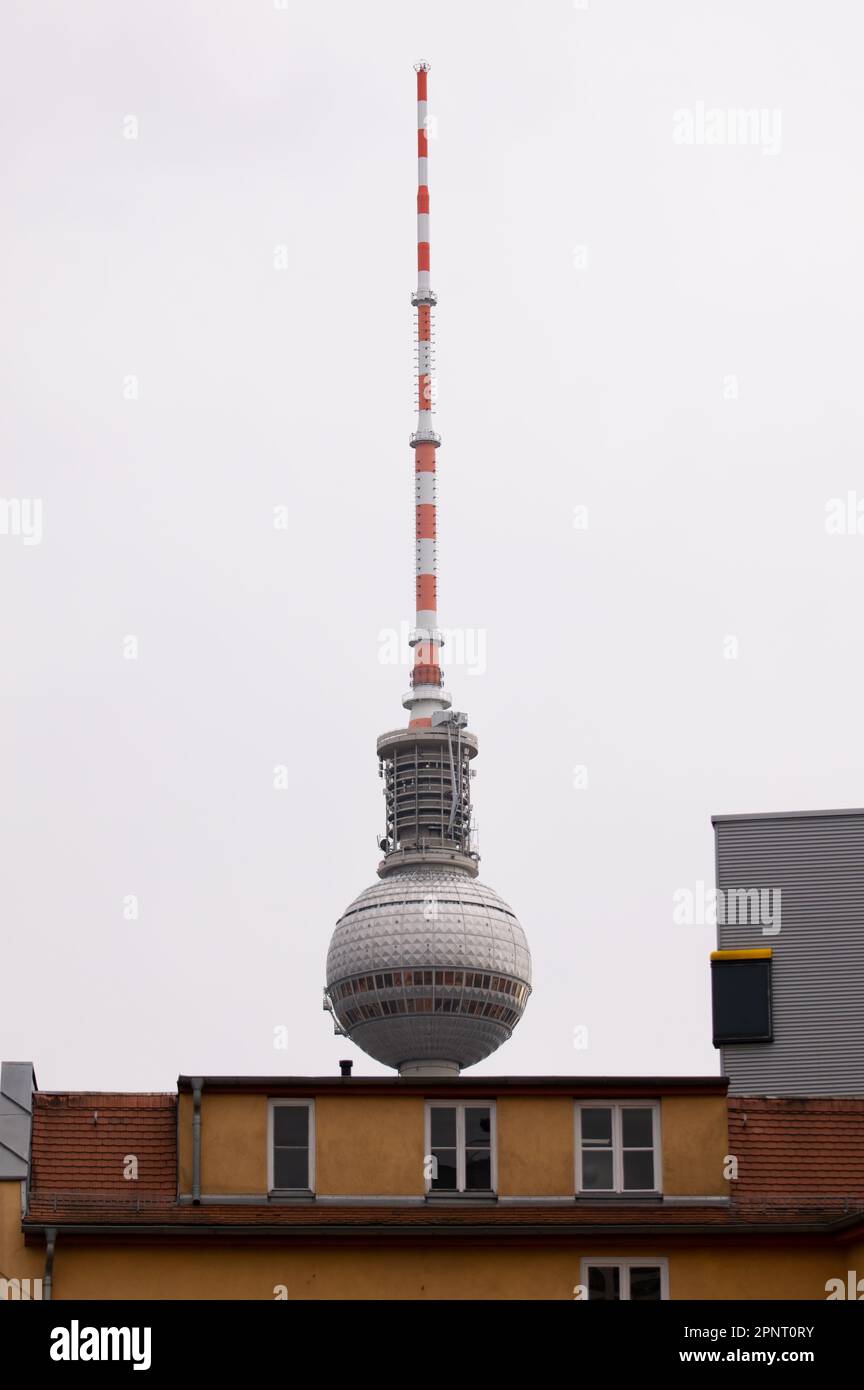 Il Berliner Fernsehturm o Fernsehturm Berlino (emerge dietro appartamenti a Berlino) (inglese: Torre televisiva di Berlino) è la torre televisiva più alta in Foto Stock