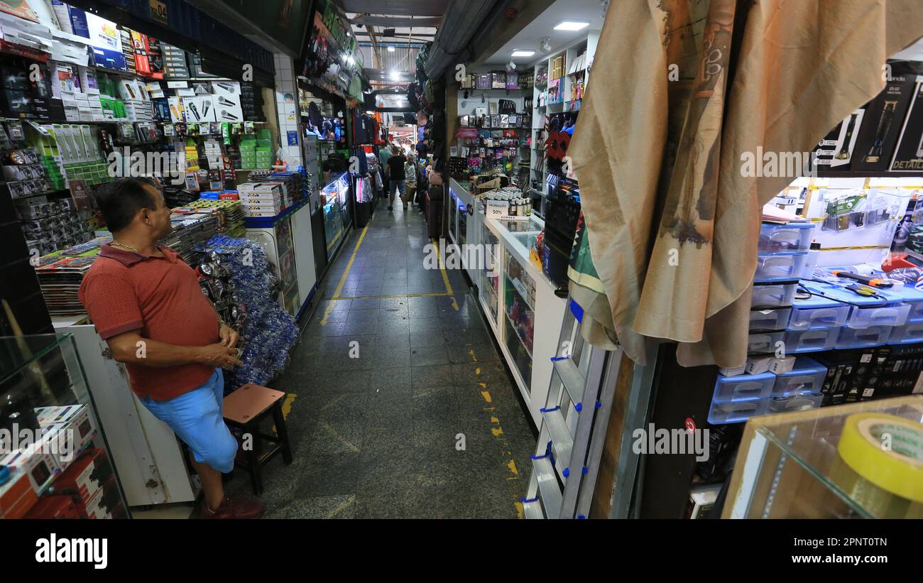 feira de santana, bahia, brasile - 20 aprile 2023: Commercio di prodotti e merci presso il centro commerciale di Feiraguy, nella città di Feira de Santana. Foto Stock