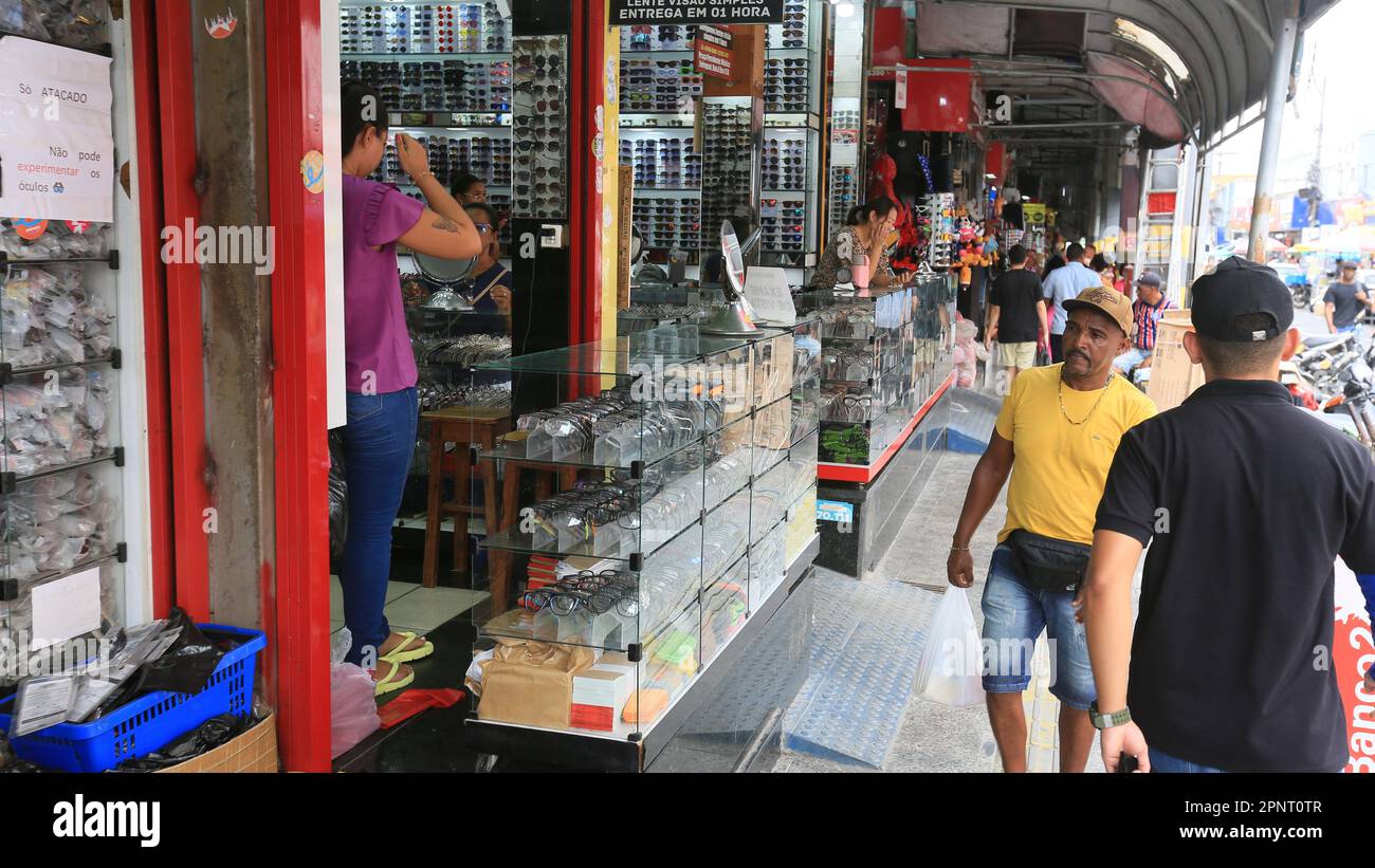 feira de santana, bahia, brasile - 20 aprile 2023: Commercio di prodotti e merci presso il centro commerciale di Feiraguy, nella città di Feira de Santana. Foto Stock