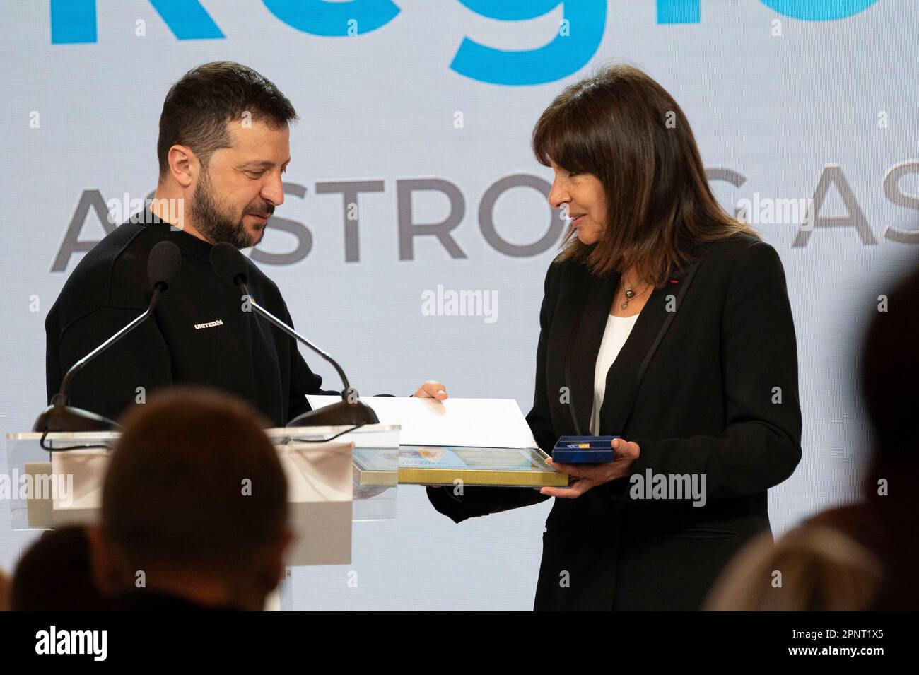 Kiev, Ucraina. 20th Apr, 2023. Il presidente ucraino Volodymyr Zelenskyy presenta il premio Savior City al sindaco di Parigi Anne Hidalgo, a destra, durante il Vertice Internazionale delle Città e delle regioni, 20 aprile 2023 a Kyiv, Ucraina. Credit: Foto piscina/Ufficio stampa presidenziale ucraino/Alamy Live News Foto Stock