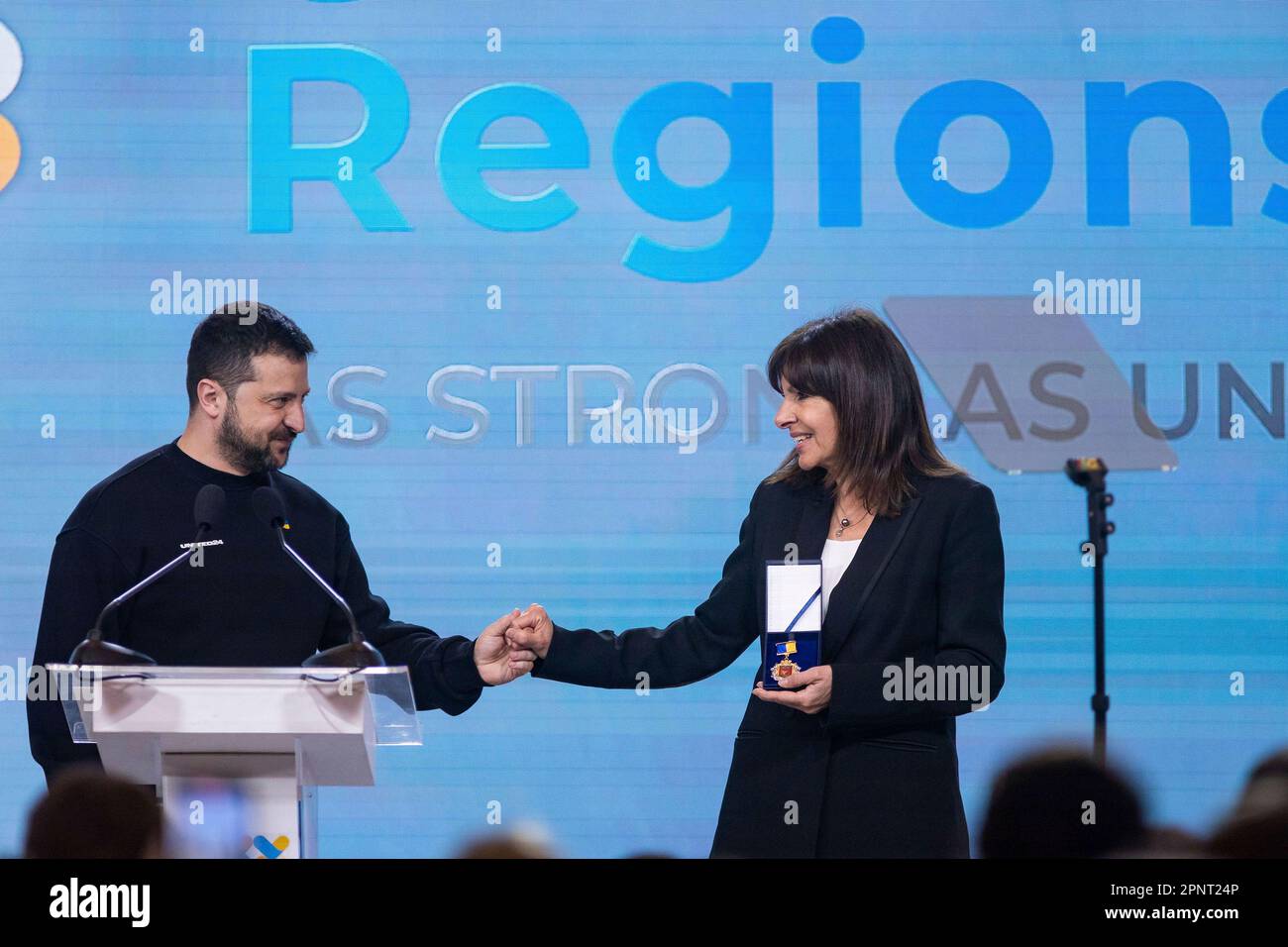 Kiev, Ucraina. 20th Apr, 2023. Il presidente ucraino Volodymyr Zelenskyy presenta il premio Savior City al sindaco di Parigi Anne Hidalgo, a destra, durante il Vertice Internazionale delle Città e delle regioni, 20 aprile 2023 a Kyiv, Ucraina. Credit: Foto piscina/Ufficio stampa presidenziale ucraino/Alamy Live News Foto Stock