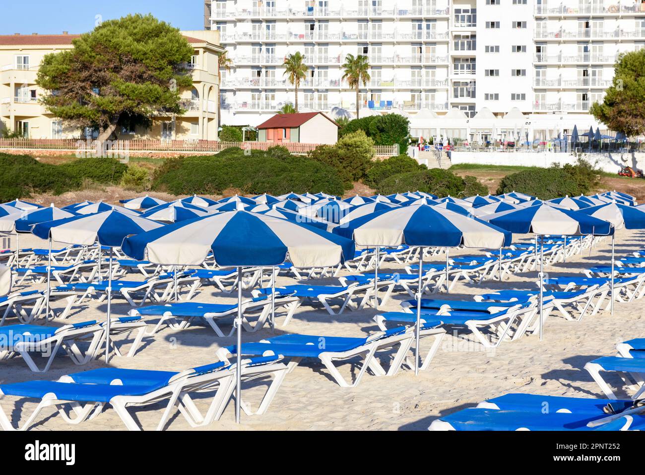 Beach resort e hotel con lettini sulla sabbia Foto Stock