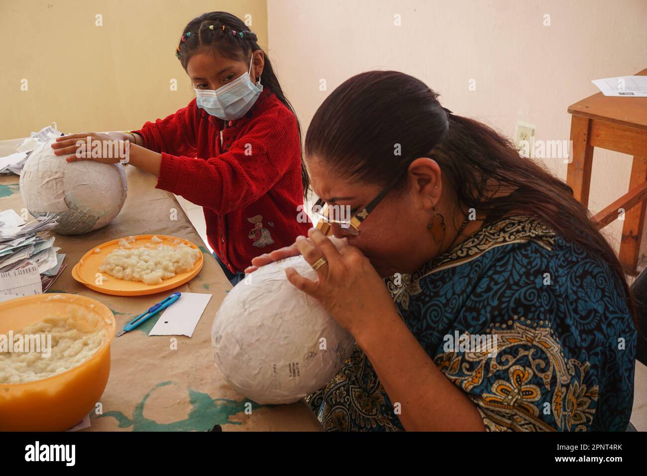 Jezabel Berenice Pérez Sánchez insegna ad Areli Jaqueline Luna Santiz, 10, come fare piñatas presso il Centro Culturale della zona Nord di San Cristóbal de Las Casas, Chiapas, Messico, il 23 settembre 2021. In Messico, è difficile immaginare celebrazioni senza la piñatas tradizionale, che può essere fatta in ogni forma e dimensione e riempita di frutta o piccoli doni. (Adriana Alcázar González/Global Press Journal) Foto Stock