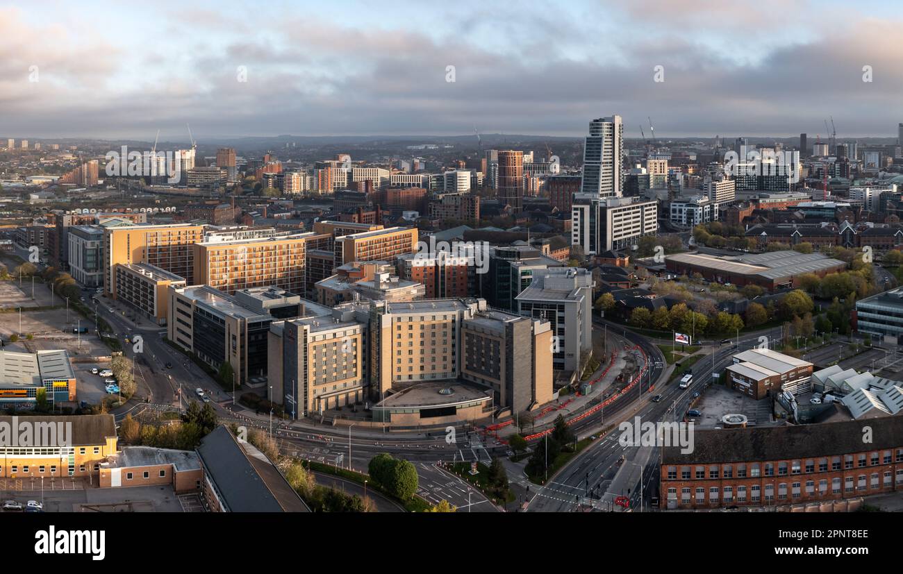 LEEDS, REGNO UNITO - 20 APRILE 2023. Una vista panoramica aerea dello skyline di Leeds con il grattacielo Bridgewater Place e l'Holbeck bagnati all'inizio della città Foto Stock