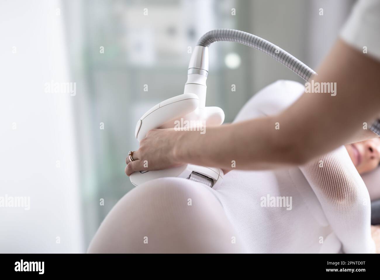 Il professionista di trattamento di cura della pelle femminile effettua il trattamento endermologico del GPL delle anche di una paziente femminile. Foto Stock