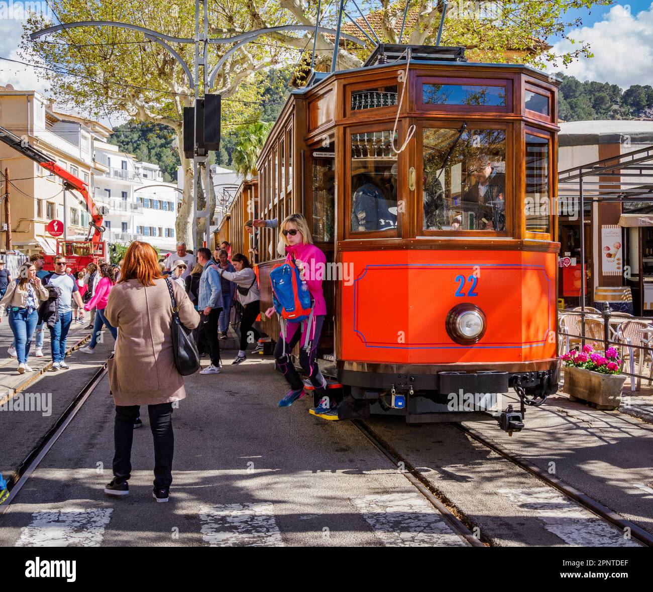 Il Ferrocarril de Soller, un treno d'epoca in legno che trasporta turisti e gente del posto da Soller alla spiaggia di Port de Soller a Maiorca in Spagna Foto Stock
