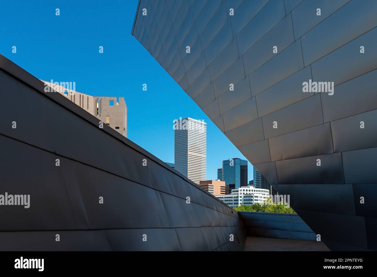 Il paesaggio urbano del centro di Denver visto dal Denver Art Museum, Colorado, USA. Foto Stock