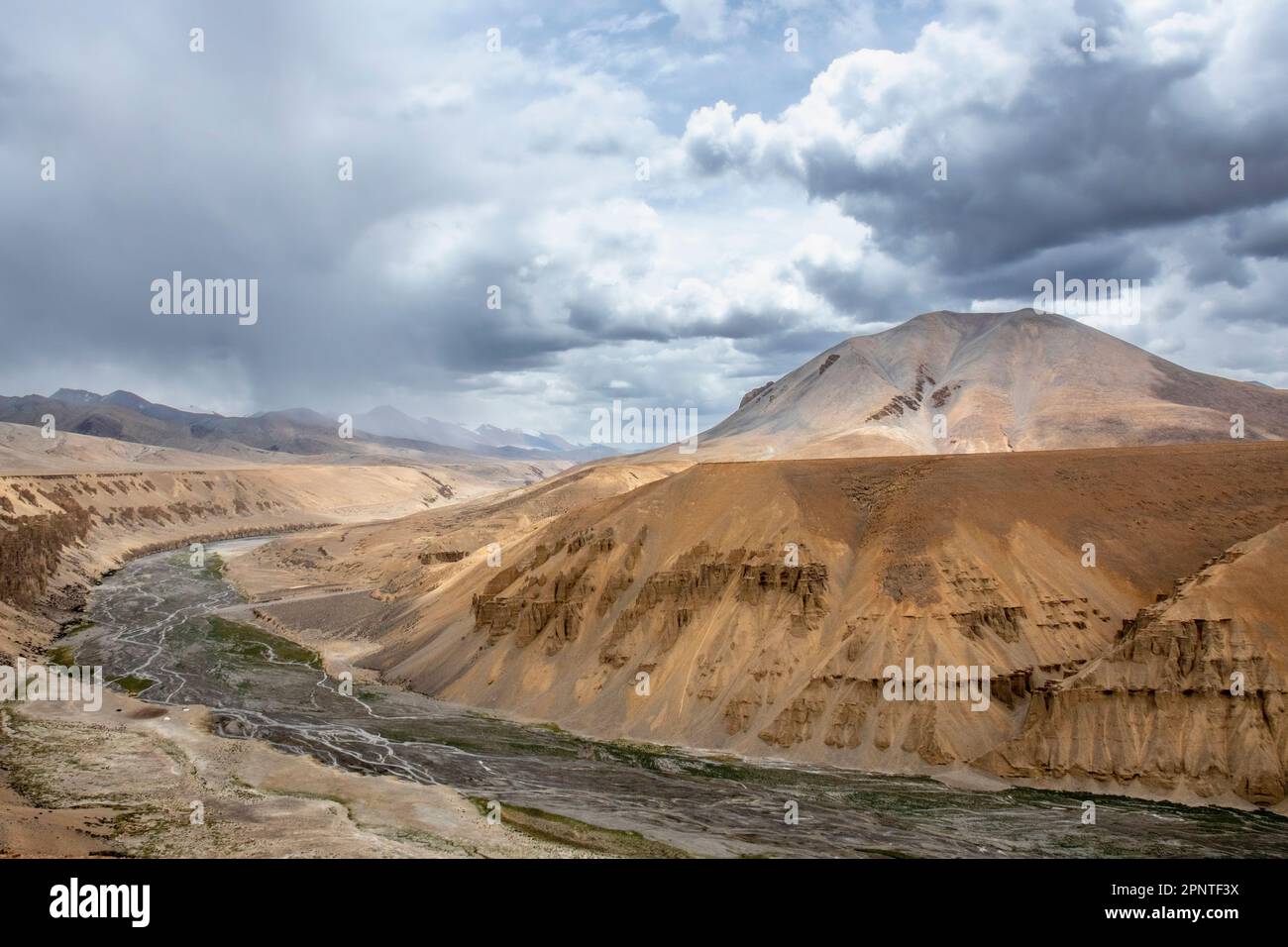 Una vista dall'autostrada di Manali Leh alle pianure di Moray, Ladakh, India Foto Stock