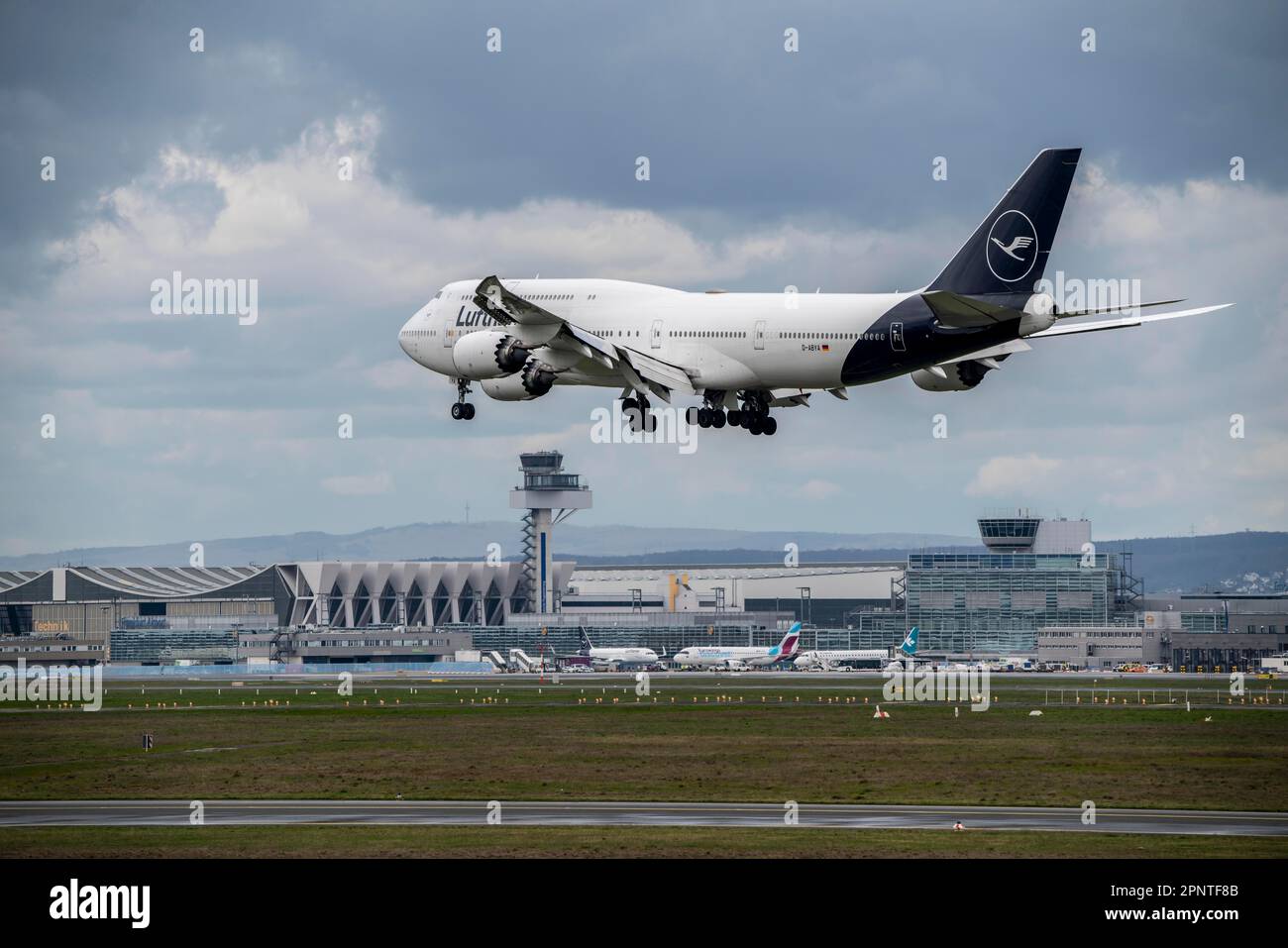 Lufthansa Boeing 747-830, D-ABYA, in avvicinamento all'aeroporto di Francoforte, alla torre tedesca di controllo del traffico aereo, fra, Hesse, Germania, Foto Stock