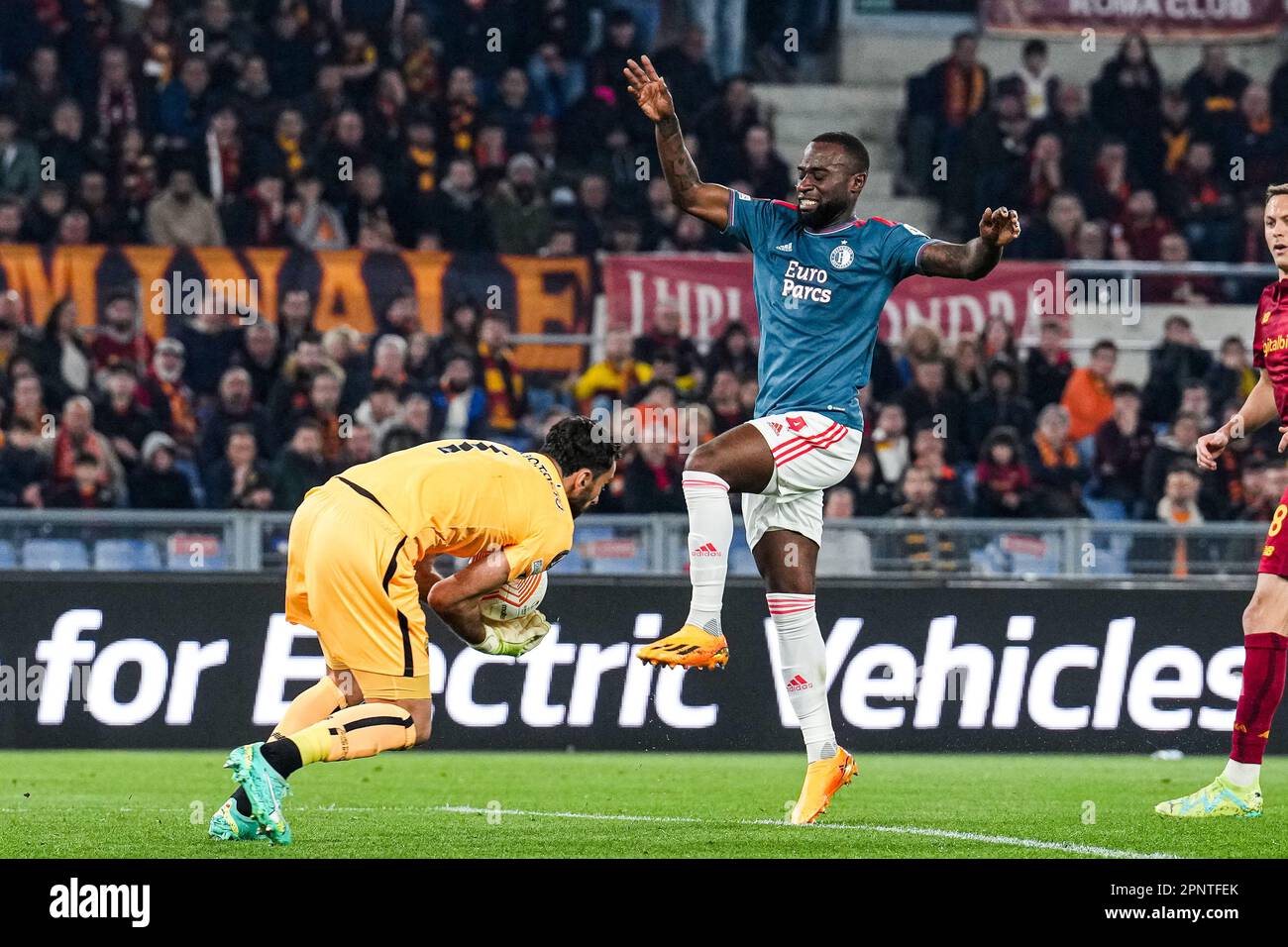 Roma, Italia. 20th Apr, 2023. Roma - COME portiere Roma Rui Patricio, Lutshel Geertruida di Feyenoord durante la partita tra AS Roma e Feyenoord allo Stadio Olimpico il 20 aprile 2023 a Roma. Credit: Foto box-to-box/Alamy Live News Foto Stock