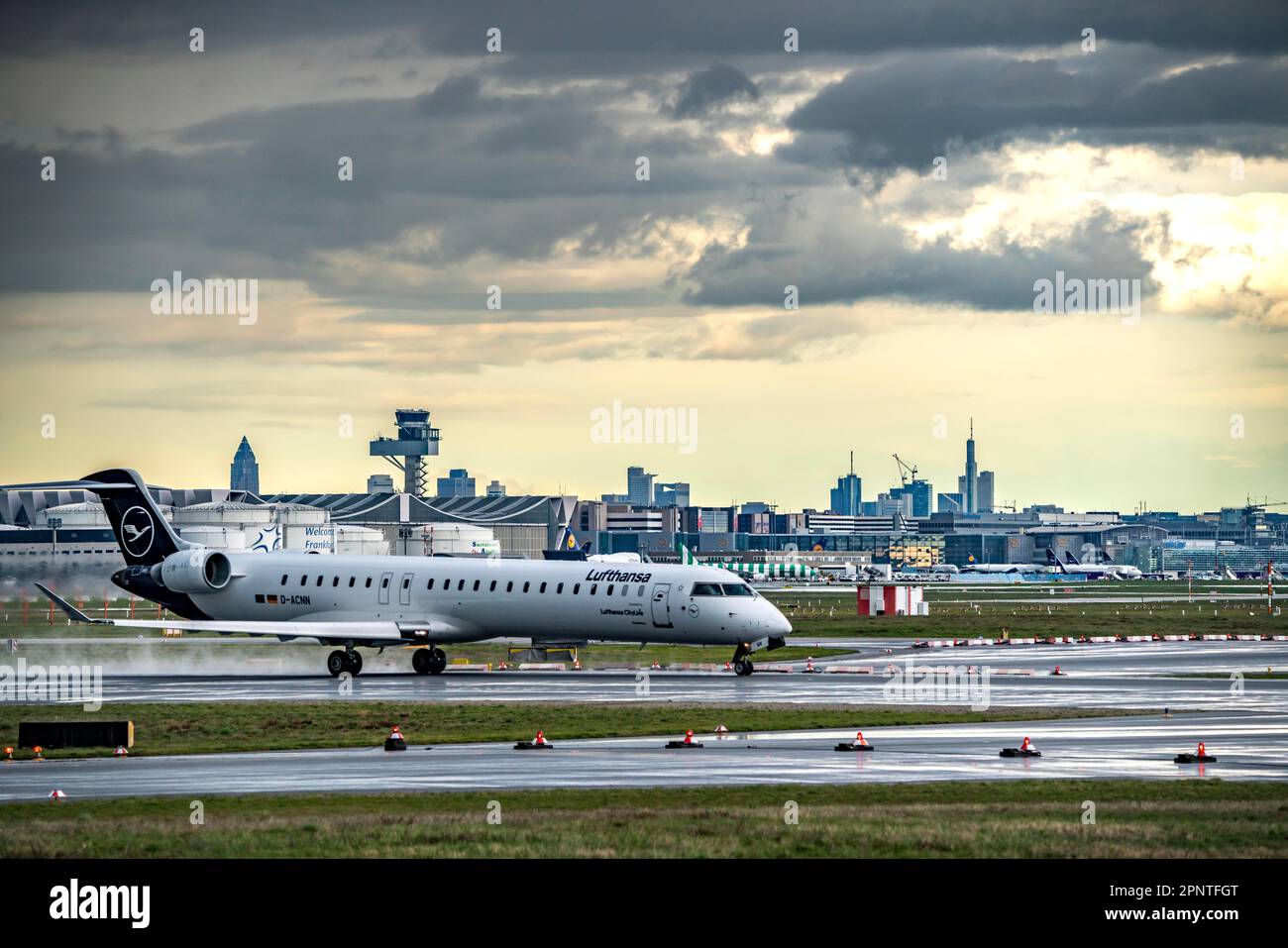 Lufthansa Bombardier CRJ-900, D-ACNN, decollo su Runway West, skyline del centro di Francoforte, aeroporto di Francoforte, fra, Assia, Germania, Foto Stock