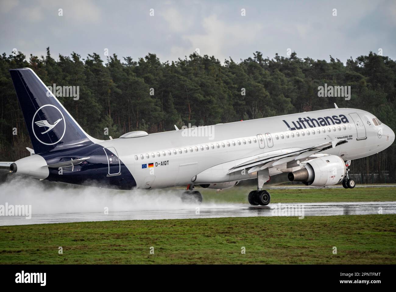 Lufthansa Airbus A320-211, D-AIQT, Runway West, Aeroporto di Francoforte, fra, Assia, Germania, Foto Stock