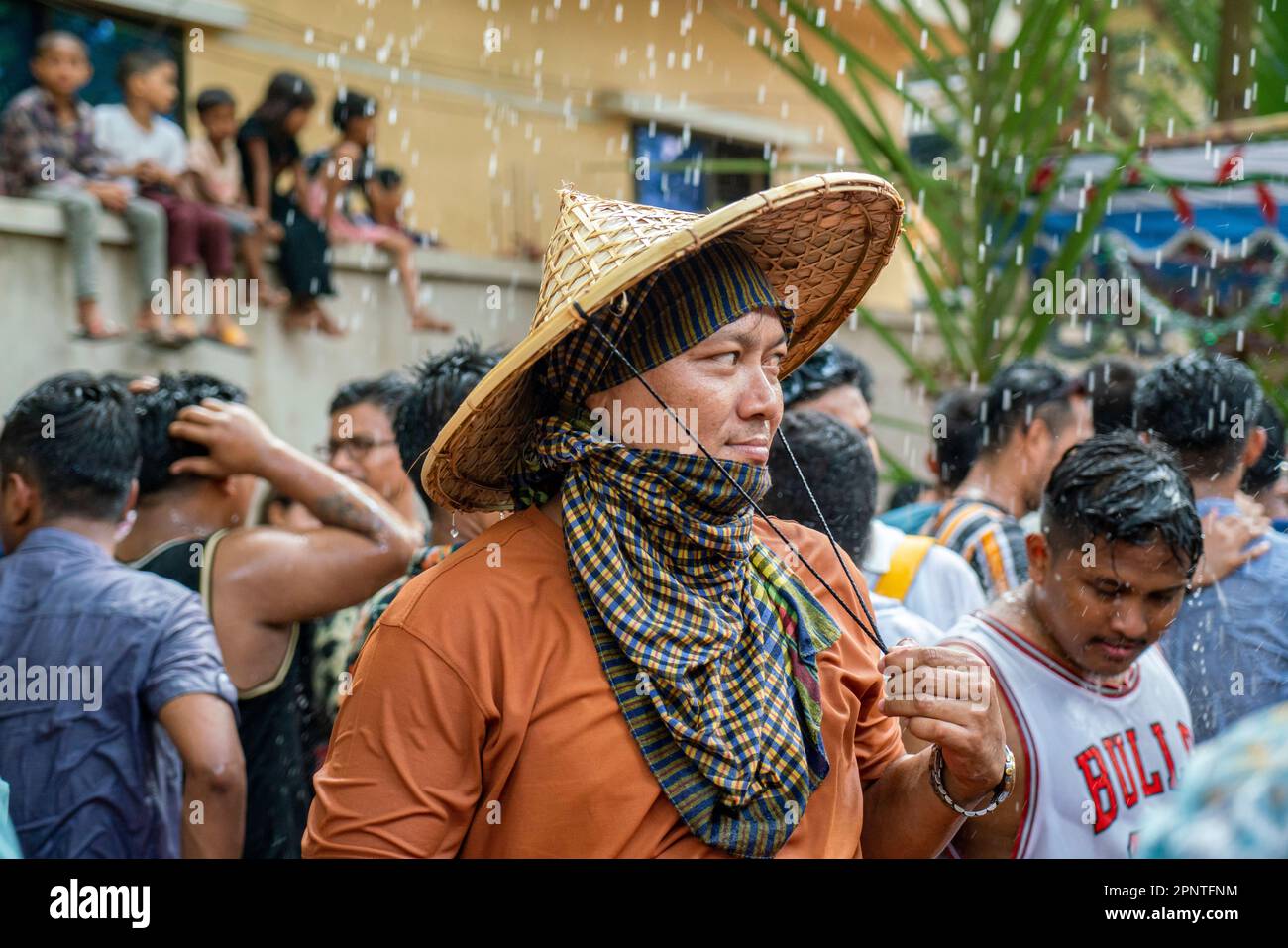 Le comunità di Rakhine celebrano lo Shangrain, popolare conosciuto come il festival dell'acqua nel Bazar di Cox. Le comunità indigene si riuniscono e si impegnano in giochi d'acqua per purificare tutti i dolori e la disperazione lasciati dall'anno che passa in occasione dell'accoglienza del nuovo anno, noto anche come Sangrain. Il festival, che proseguirà per tre giorni, saluta l'anno precedente e dà il benvenuto al nuovo anno. La credenza tradizionale è che un passato cupo e unsavory può essere lavato via con un inizio fresco nel prossimo. (Foto di Zakir Hossain/Pacific Press) Foto Stock