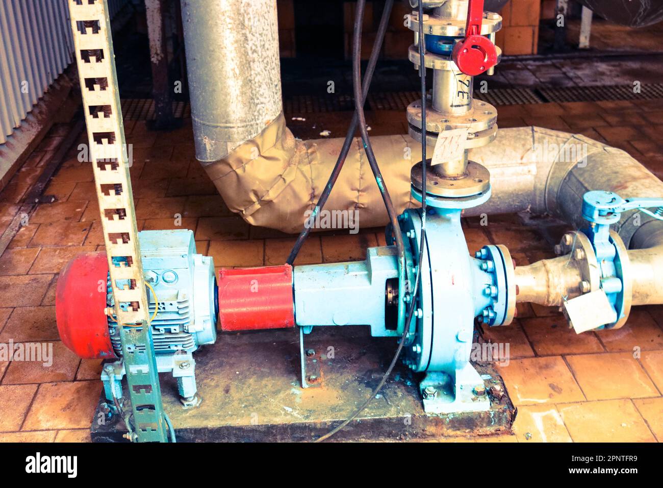 Pompe centrifughe in ferro metallico attrezzature e tubi con flange e valvole per il pompaggio di prodotti a combustibile liquido presso la petroleria chimica della raffineria industriale Foto Stock