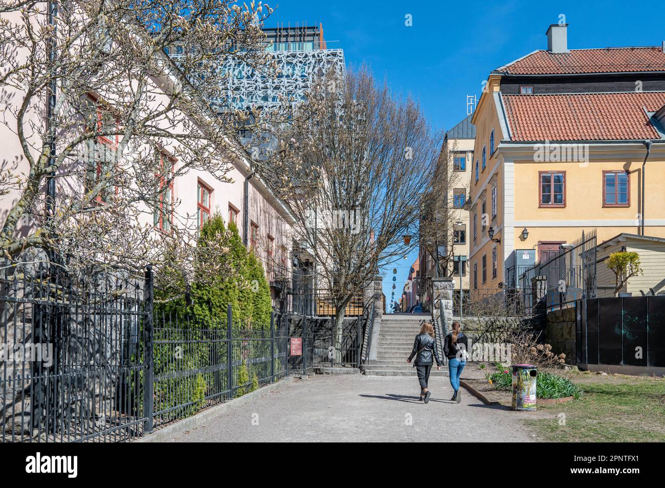 Porta al parco sul lungomare di Strömparken in una soleggiata giornata primaverile nel mese di aprile 2023 a Norrköping. Norrköping è una storica città industriale in Svezia Foto Stock