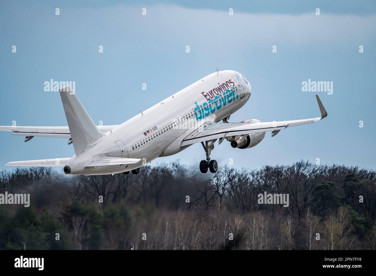 Aereo dopo il decollo dall'aeroporto di Francoforte sul meno, fra, Eurowings Discover, Airbus A320-200, D-AIUR, Pista ovest, Foto Stock
