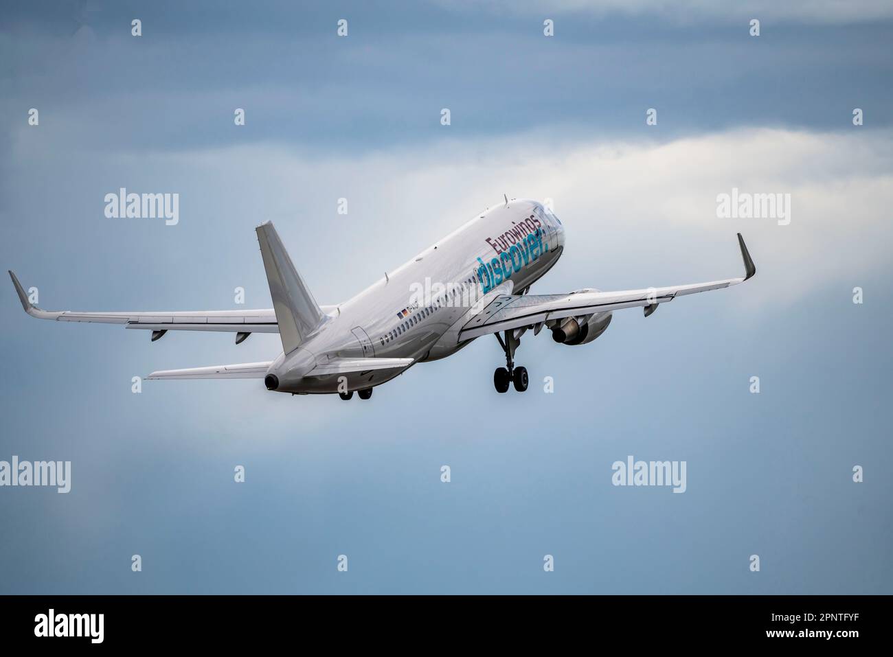 Aereo dopo il decollo dall'aeroporto di Francoforte sul meno, fra, Eurowings Discover, Airbus A320-200, D-AIUR, Pista ovest, Foto Stock