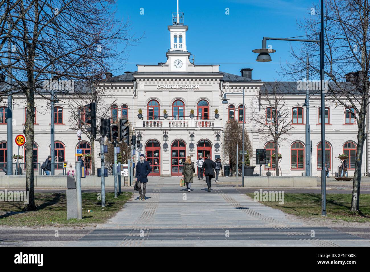 La stazione centrale di Norrkoping è vista dal Carl Johans Park in primavera. La stazione ferroviaria risale al 1866. Foto Stock