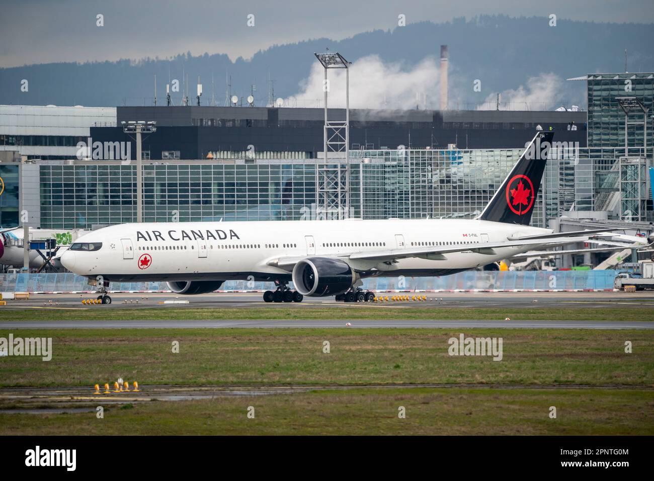 Aeromobili presso l'aeroporto di Francoforte sul meno, fra, Air Canada Boeing 777-333, C-FIUL, Foto Stock