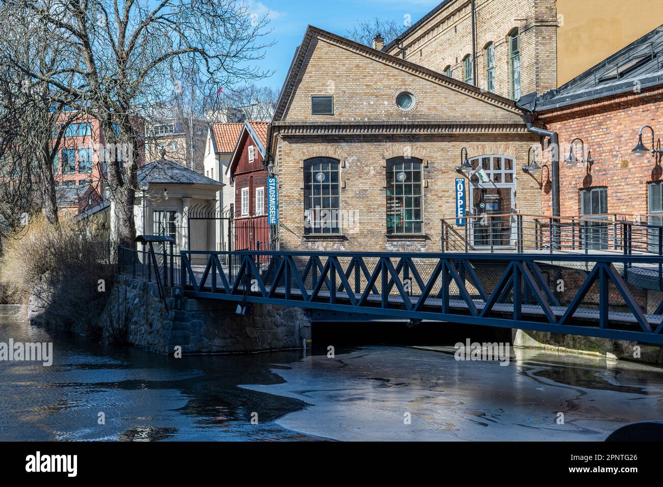 Il Museo della Città nel vecchio paesaggio industriale lungo il fiume Motala nel mese di aprile 2023 a Norrkoping, Svezia. Norrkoping è una storica città industriale. Foto Stock