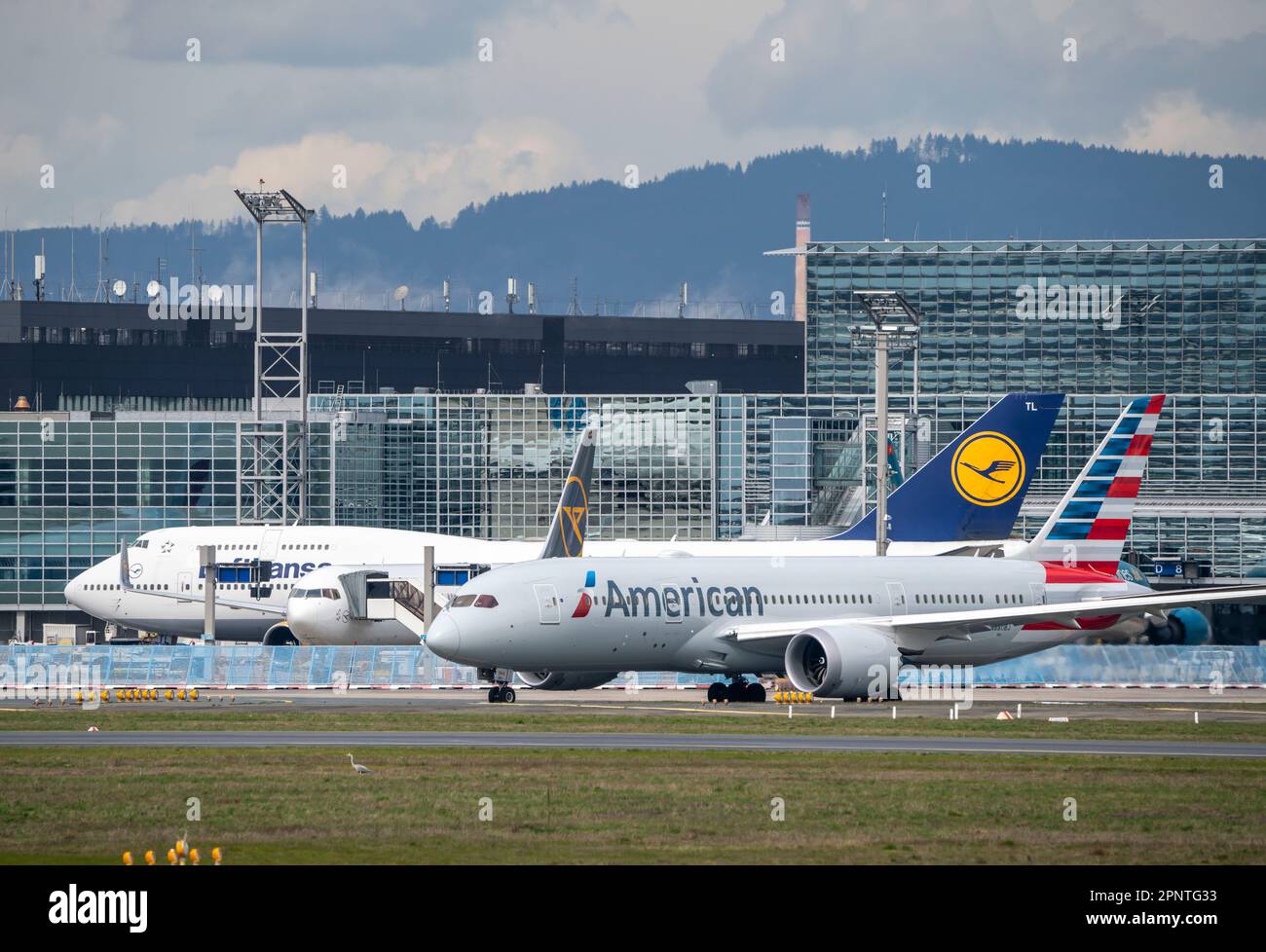 Aeromobili presso l'aeroporto di Francoforte sul meno, fra, Lufthansa Boeing 747, American Airlines Boeing 787-8 Dreamliner, N880BJ, Foto Stock