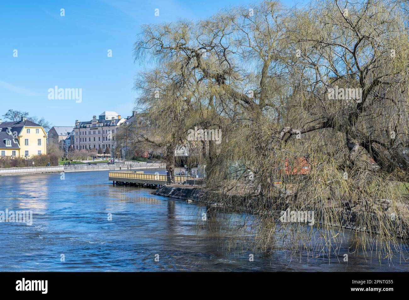 Parco sul lungomare Strömparken e il fiume Motala in un giorno di primavera soleggiato 2023 a Norrköping. Norrköping è una storica città industriale in Svezia Foto Stock