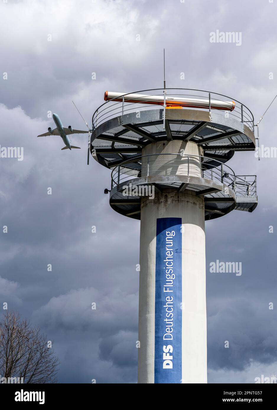 Torre radar del controllo del traffico aereo tedesco, DFS, presso l'aeroporto di Francoforte sul meno, fra, decollo di aerei. Foto Stock