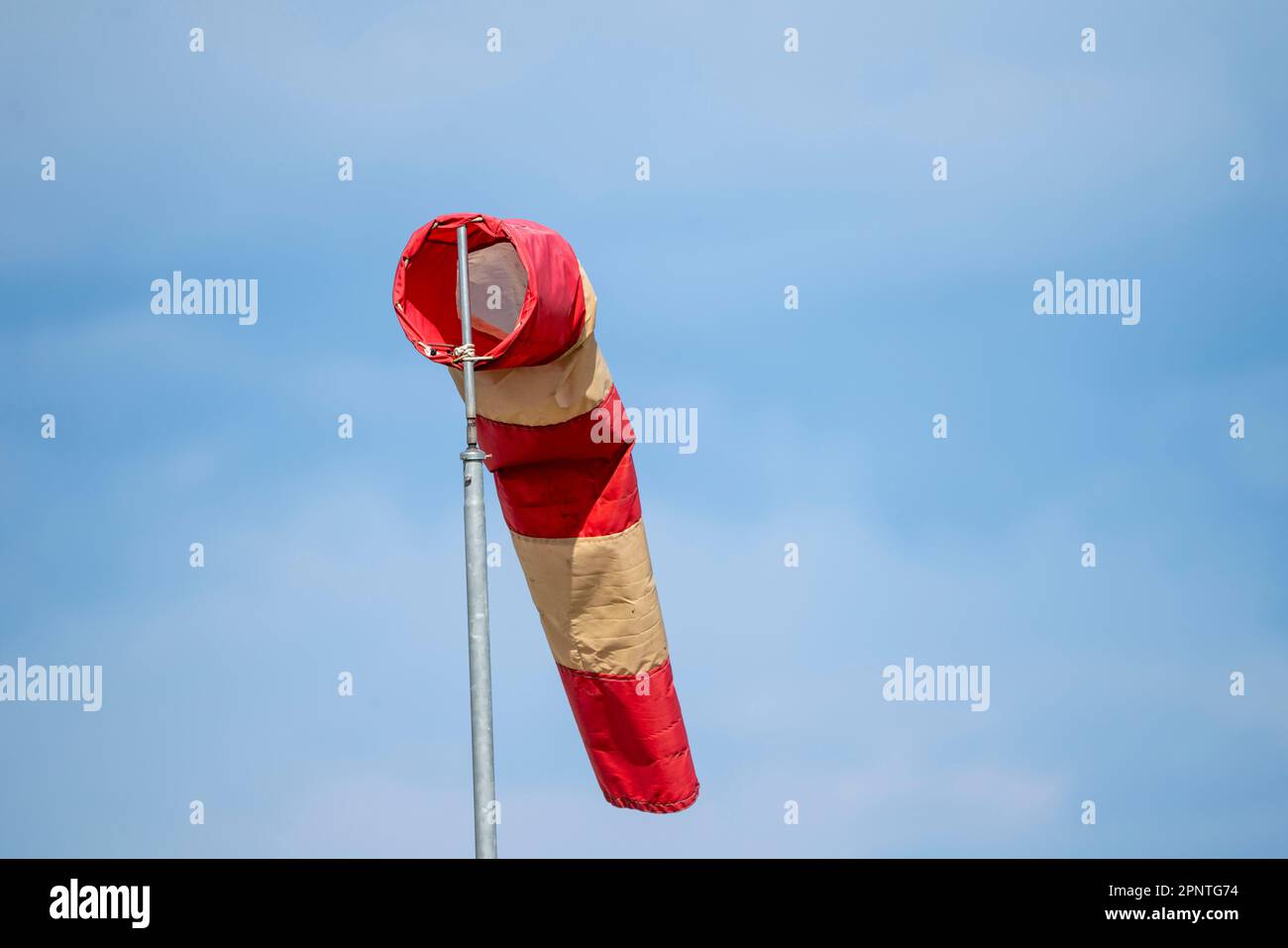 Calzino a vento rosso e bianco in aeroporto, con indicazione della direzione e della forza del vento, Foto Stock