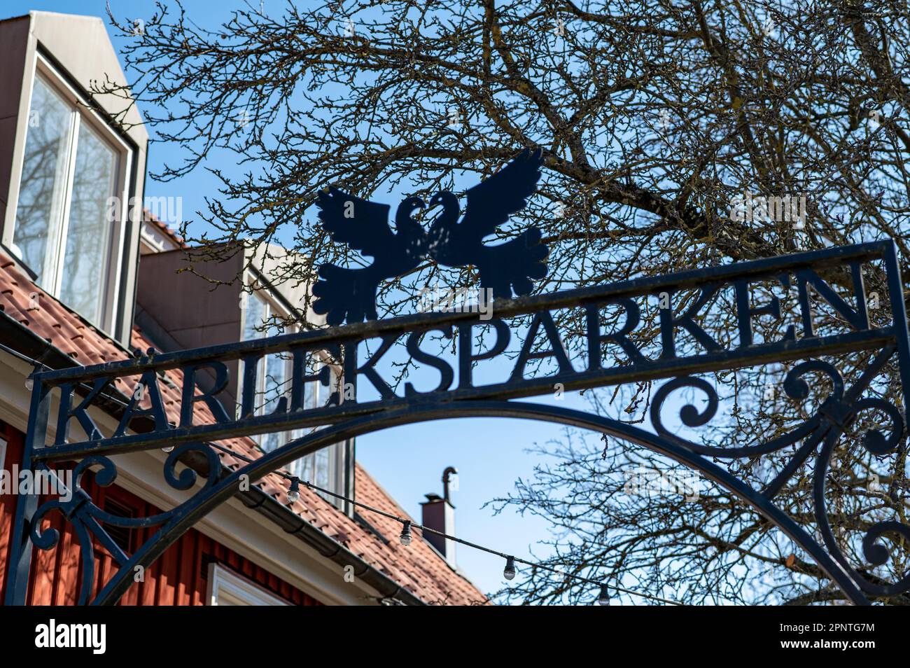 Porta al Parco dell'Amore nello storico paesaggio industriale lungo il fiume Motala in una soleggiata giornata primaverile nell'aprile 2023 a Norrköping, Svezia Foto Stock