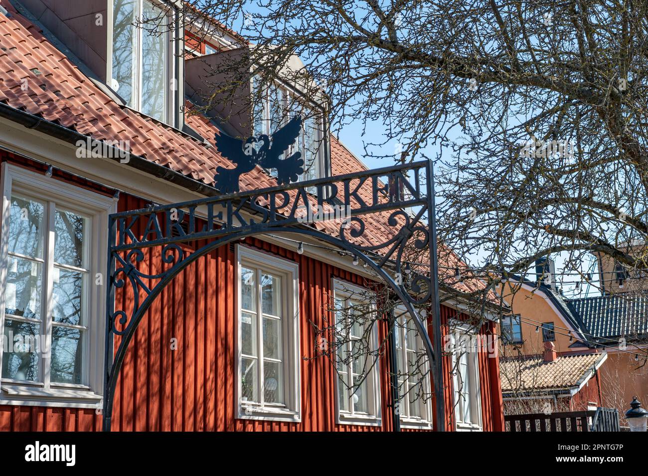 Porta al Parco dell'Amore nello storico paesaggio industriale lungo il fiume Motala in una soleggiata giornata primaverile nell'aprile 2023 a Norrköping, Svezia Foto Stock