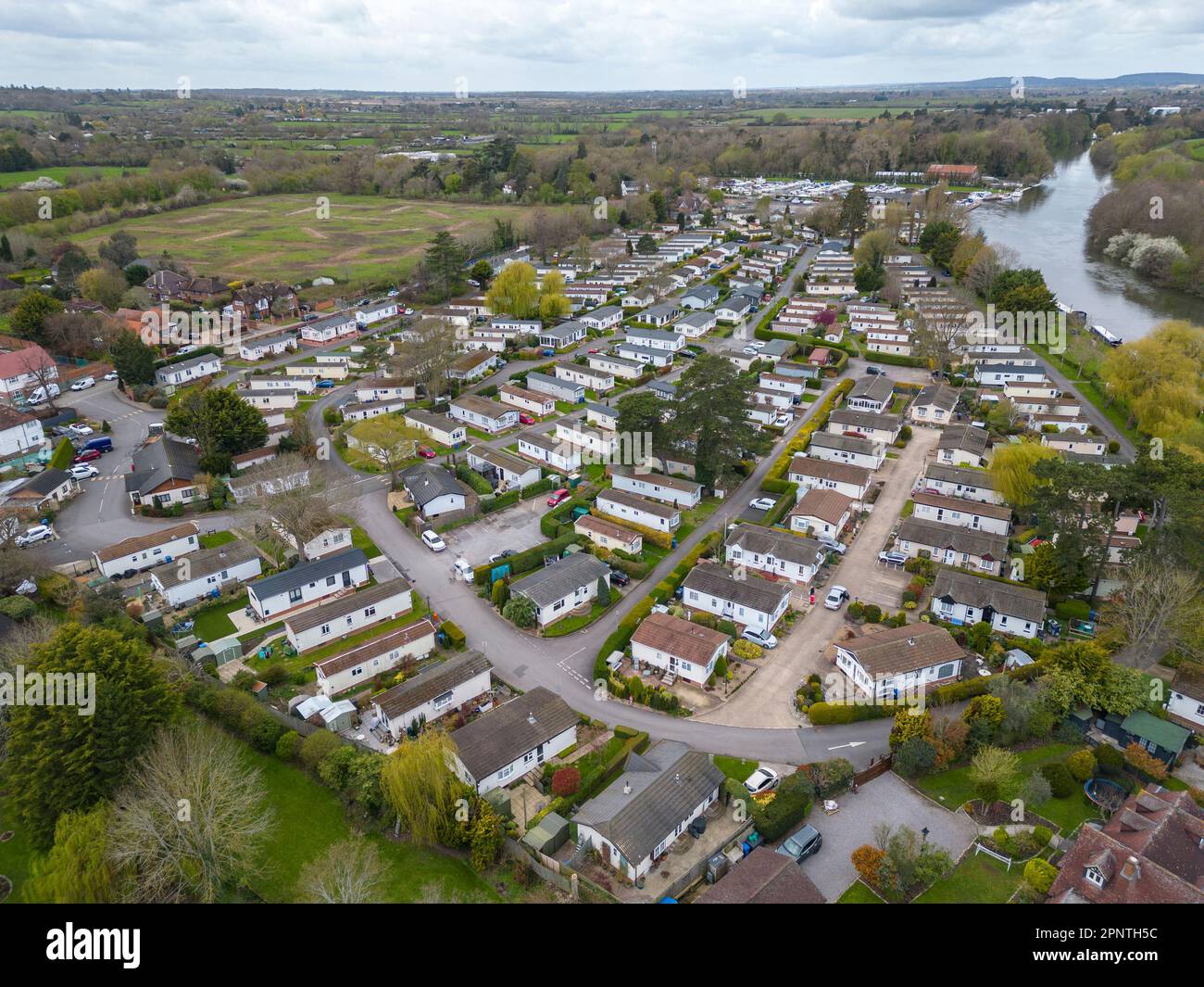 Veduta aerea del Willows Riverside Park (parco casa mobile) sul Tamigi, Berkshire, Regno Unito. Willows Riverside Park è gestito da Haulfryn Homes. Foto Stock