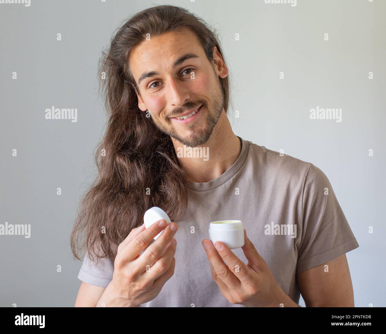 Capelli lunghi uomo cura del viso Foto Stock