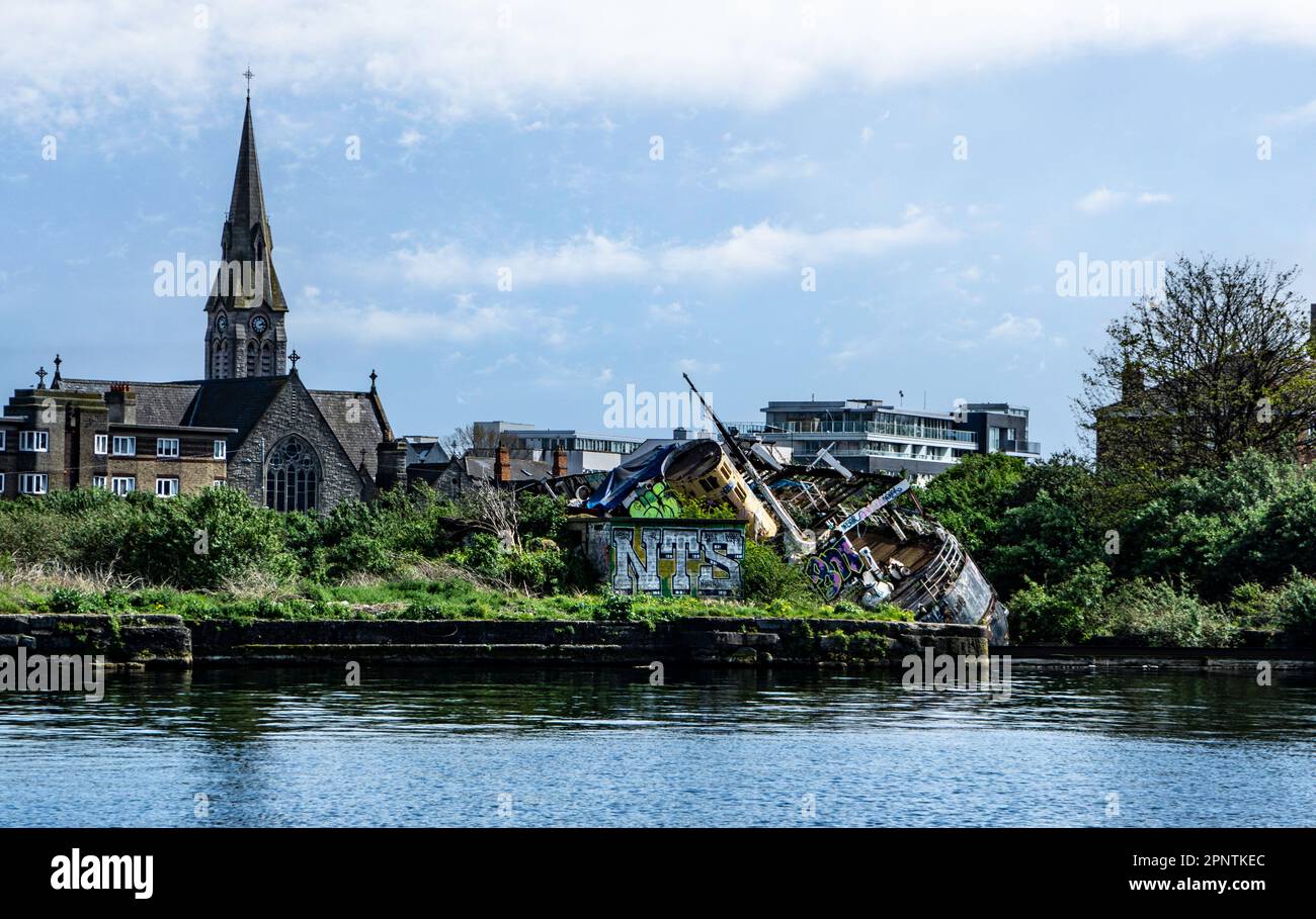 Il M V Naomh Éanna, in un bacino del Grand Canal Basin, Dublino, Irlanda. Ora si trova ad affrontare un futuro incerto. Foto Stock